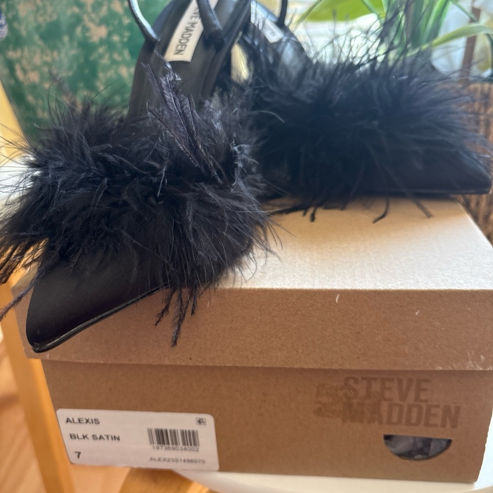 Steve Madden Black& Lime Satin Heels with Feather Detail, size7M,ea